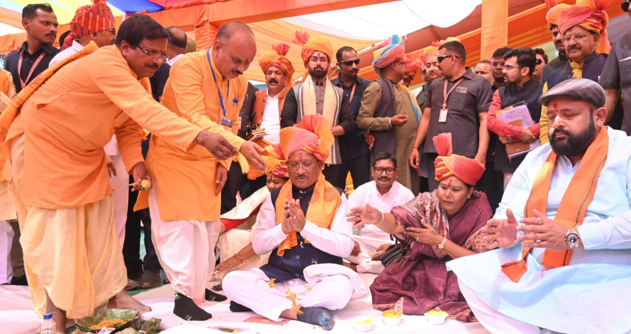 मुख्यमंत्री विष्णु देव साय ने जशपुर जिले में सामूहिक कन्या विवाह कार्यक्रम में शामिल होकर 353 नवविवाहित जोड़ों को दिया आशीर्वाद