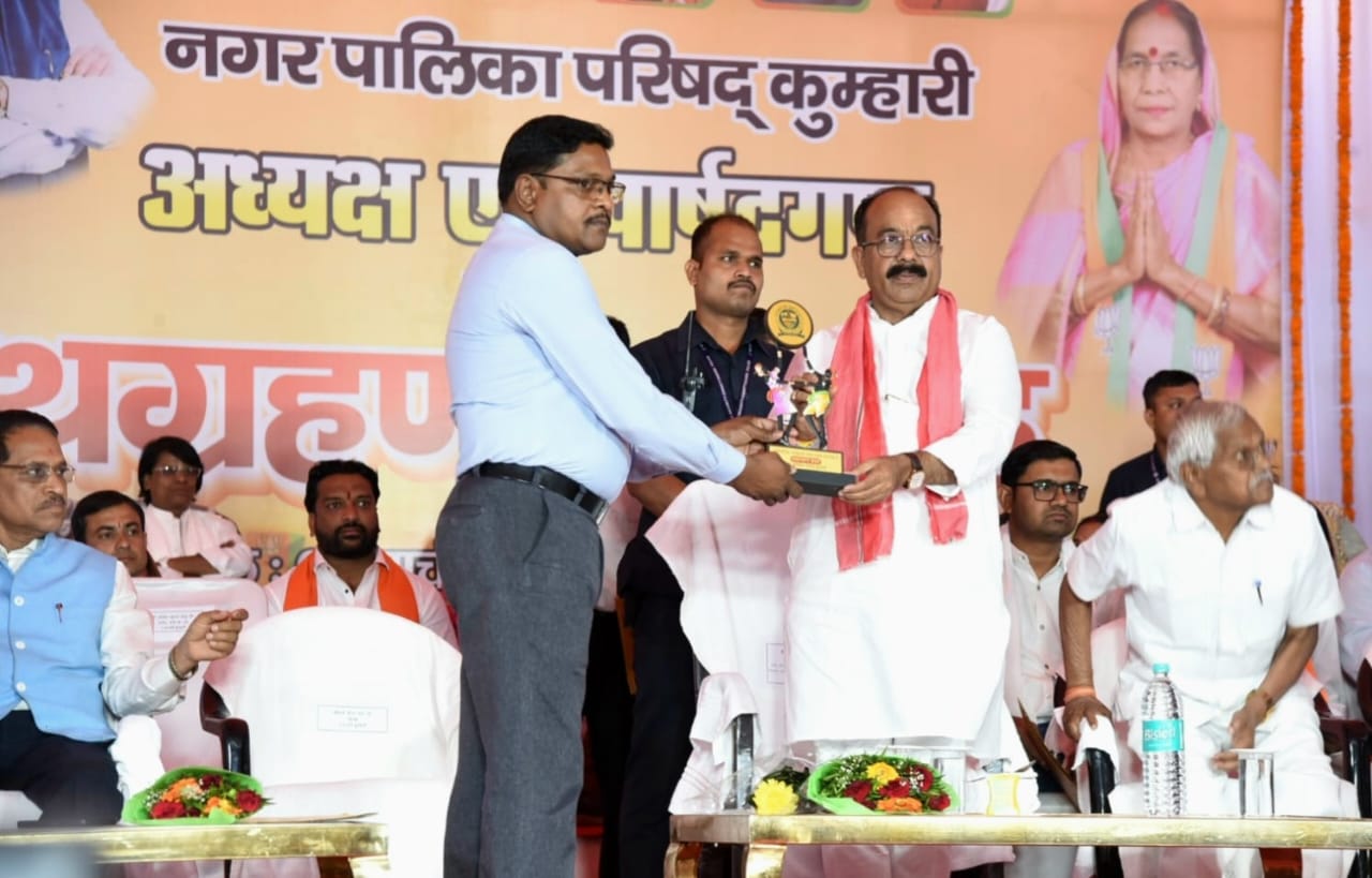 उप मुख्यमंत्री साव के मुख्य आतिथ्य में कुम्हारी नगर पालिका के नवनिर्वाचित अध्यक्ष एवं पार्षदों का शपथ ग्रहण संपन्न