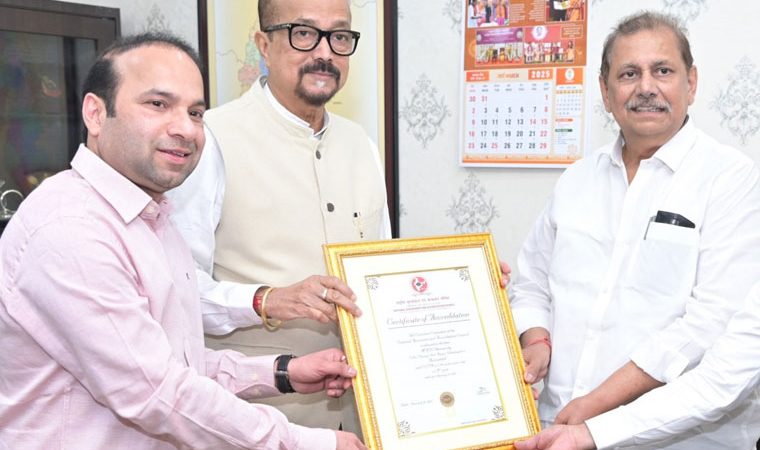 राज्यपाल डेका से मैट्स यूनिवर्सिटी के कुलाधिपति ने की भेंट