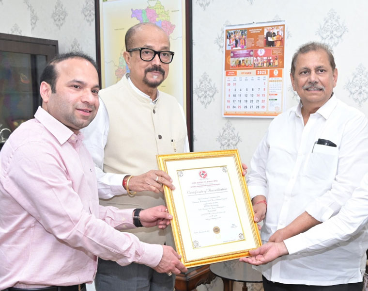 राज्यपाल डेका से मैट्स यूनिवर्सिटी के कुलाधिपति ने की भेंट