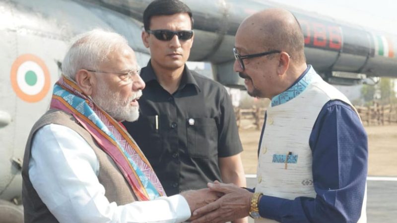 प्रधानमंत्री नरेंद्र मोदी का राज्यपाल रमेन डेका ने किया आत्मीय स्वागत