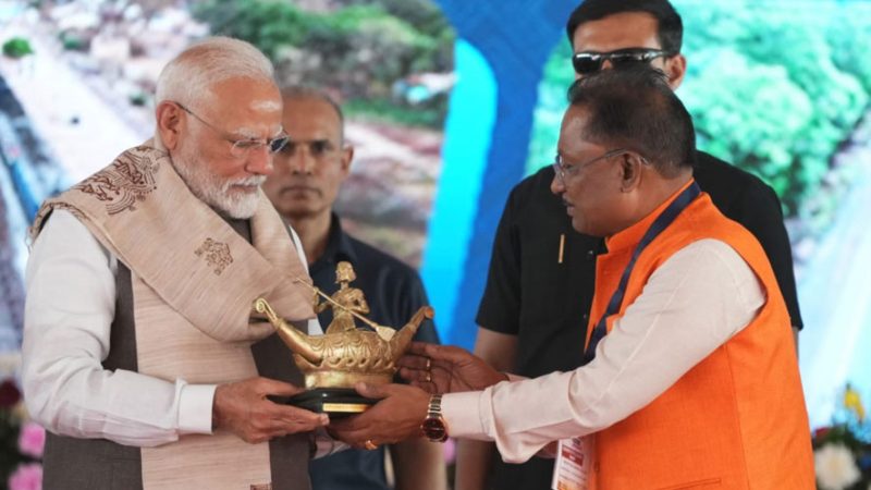 छत्तीसगढ़ की सांस्कृतिक पहचान और महिला सशक्तिकरण का प्रतीक भेंट : मुख्यमंत्री विष्णुदेव साय ने प्रधानमंत्री नरेंद्र मोदी को भेंट किया बिलासा देवी केवट का मोमेंटो