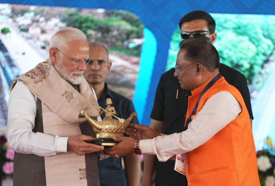छत्तीसगढ़ की सांस्कृतिक पहचान और महिला सशक्तिकरण का प्रतीक भेंट : मुख्यमंत्री विष्णुदेव साय ने प्रधानमंत्री नरेंद्र मोदी को भेंट किया बिलासा देवी केवट का मोमेंटो
