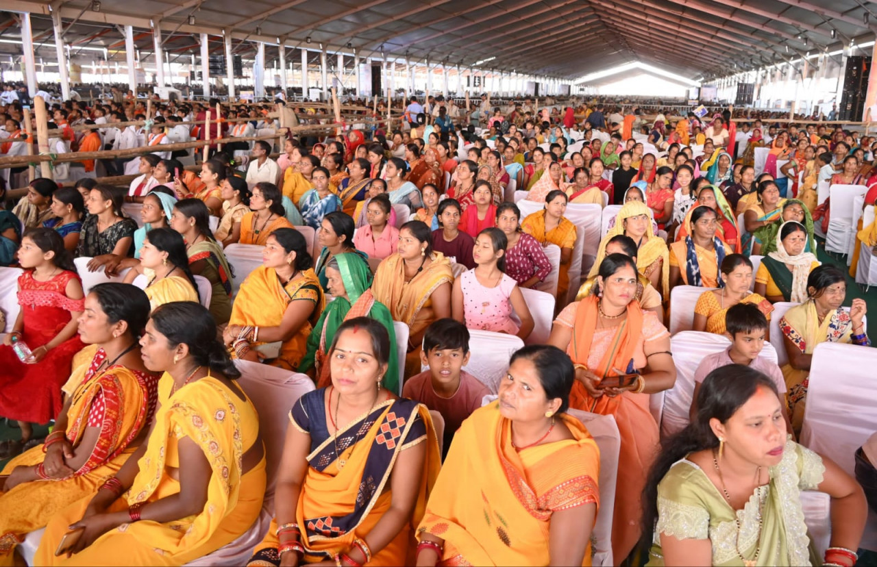 प्रधानमंत्री नरेंद्र मोदी को देखने और सुनने पहुंचे युवा, बस्तर ओलंपिक के विजयी प्रतिभागी और लखपति दीदियां