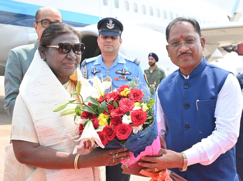 राष्ट्रपति श्रीमती द्रौपदी मुर्मु का छत्तीसगढ़ आगमन: स्वामी विवेकानंद एयरपोर्ट पर हुआ भव्य स्वागत