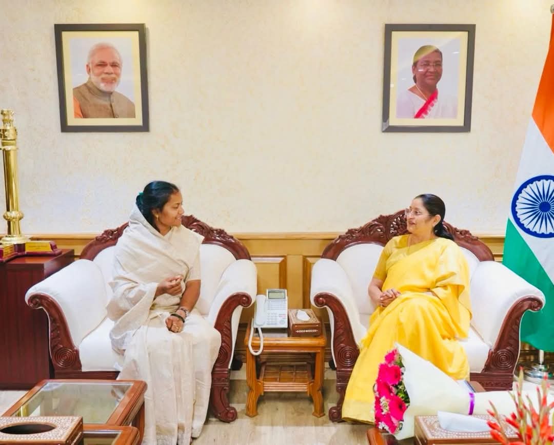 केन्द्रीय महिला एवं बाल विकास मंत्री से मंत्री श्रीमती राजवाड़े ने की सौजन्य मुलाकात