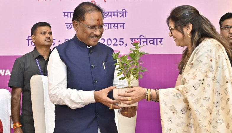 मुख्यमंत्री विष्णु देव साय ने आज अंतर्राष्ट्रीय महिला दिवस के अवसर पर छत्तीसगढ़ की सांस्कृतिक विरासत की स्मृतियों पर आधारित कॉफी टेबल बुक “सोल ऑफ द सॉयल लाइफ्स रिदम्स इन छत्तीसगढ़” का विमोचन किया