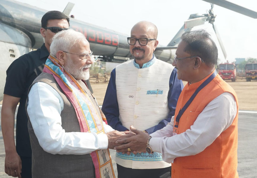 मुख्यमंत्री साय ने प्रधानमंत्री नरेंद्र मोदी का हेलीपैड में किया आत्मीय स्वागत