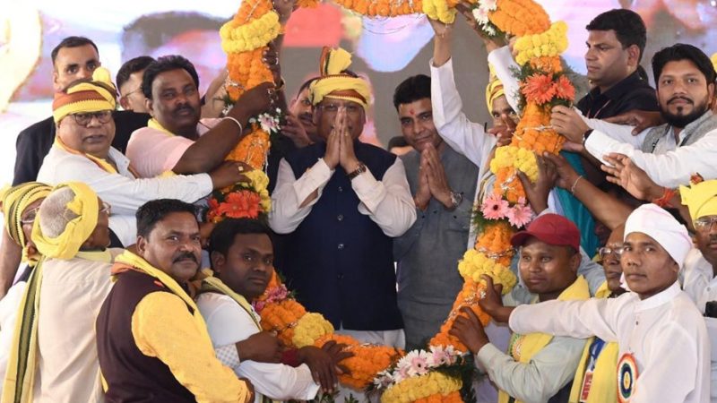 मुख्यमंत्री साय की उपस्थिति में जुड़े रिश्ते और संवरे भविष्य : नवविवाहितों को मिला आशीर्वाद, सामुदायिक भवन की मिली सौगात, कोचिंग सुविधा के लिए हुआ एमओयू