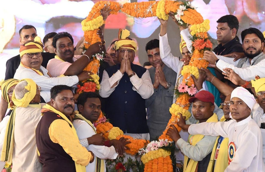 मुख्यमंत्री साय की उपस्थिति में जुड़े रिश्ते और संवरे भविष्य : नवविवाहितों को मिला आशीर्वाद, सामुदायिक भवन की मिली सौगात, कोचिंग सुविधा के लिए हुआ एमओयू