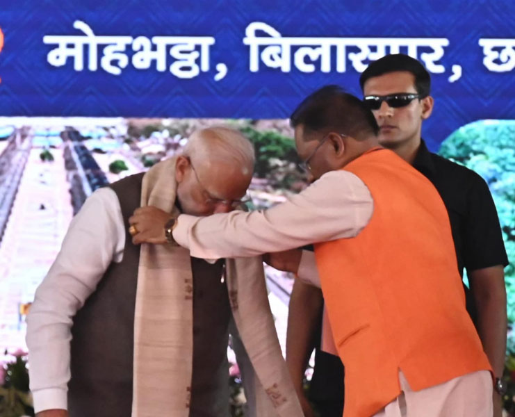 छत्तीसगढ़ की बुनाई, संस्कृति और जीवंत परंपराओं का प्रतीक – प्रधानमंत्री नरेंद्र मोदी को भेंट किया गया कोसा सिल्क से बना हस्तनिर्मित शॉल