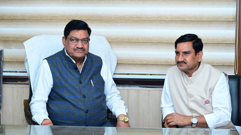 खाद्य मंत्री दयाल दास बघेल की केन्द्रीय राज्य मंत्री तोखन साहू से मुलाकात