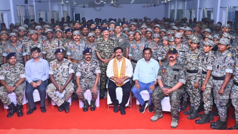 माओवादियों से लोहा लेने वाले जांबाज जवानों से रूबरू हुए उपमुख्यमंत्री विजय शर्मा