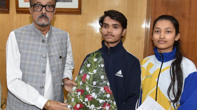 राज्यपाल डेका ने विश्व योग प्रतियोगिता के लिए चयनित प्रतिभागियों को 25-25 हजार रूपए की सहायता राशि दी