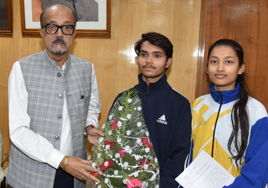 राज्यपाल डेका ने विश्व योग प्रतियोगिता के लिए चयनित प्रतिभागियों को 25-25 हजार रूपए की सहायता राशि दी