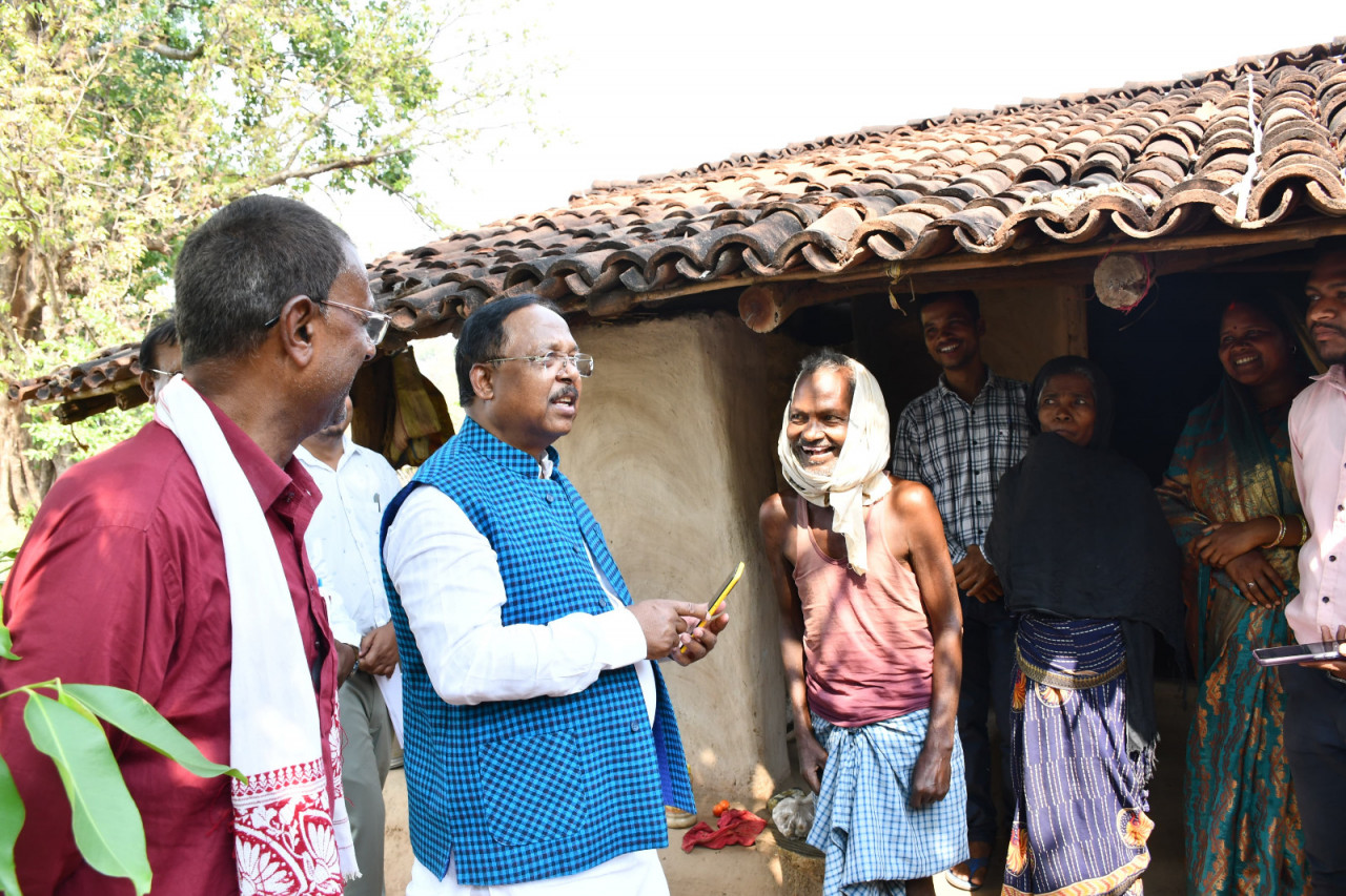 मोर दुआर-साय सरकार महाअभियान : बलरामपुर में 39 हजार से अधिक आवासहीन परिवारों का हुआ सर्वे