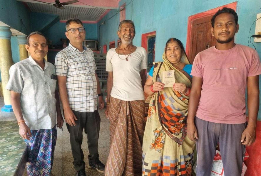 सुशासन तिहार में आवेदनों का हो रहा त्वरित निराकरण, आवेदकों के घरों तक पहुंचकर अधिकारी दे रहे दस्तावेज