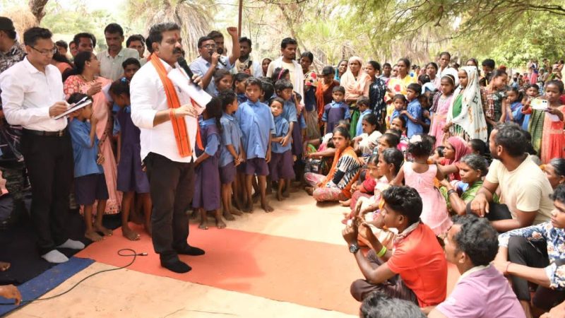 उप मुख्यमंत्री विजय शर्मा ने नक्सल प्रभावित अति संवेदनशील क्षेत्र रायगुड़ेम में पेड़ के नीचे लगाई चौपाल