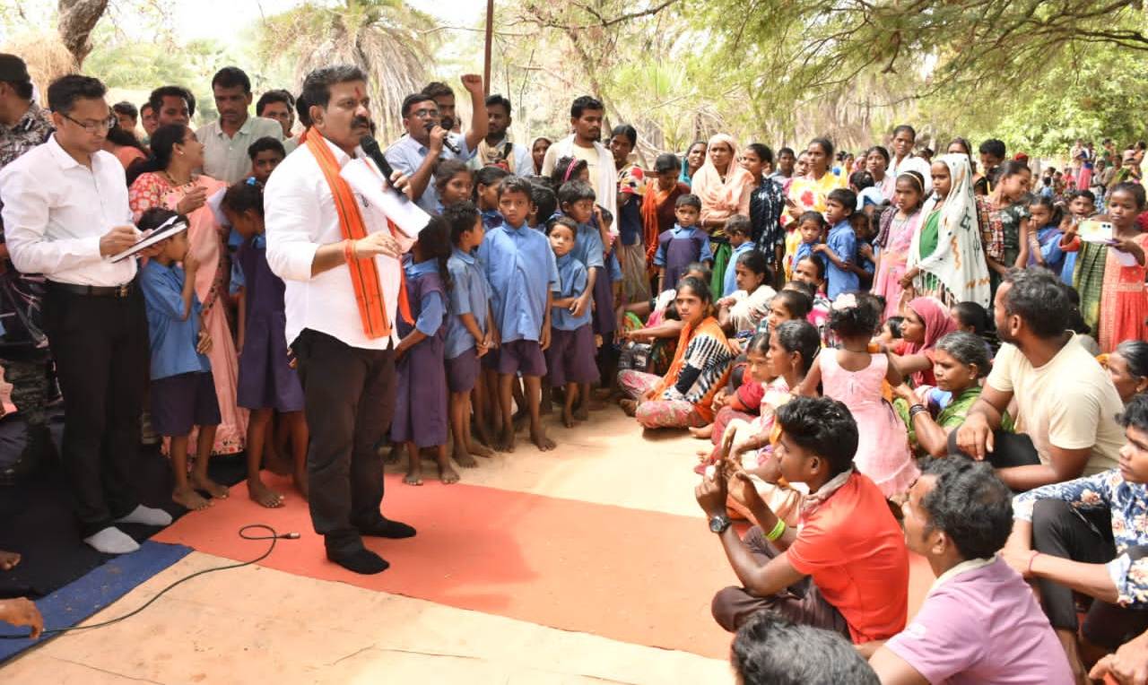 उप मुख्यमंत्री विजय शर्मा ने नक्सल प्रभावित अति संवेदनशील क्षेत्र रायगुड़ेम में पेड़ के नीचे लगाई चौपाल