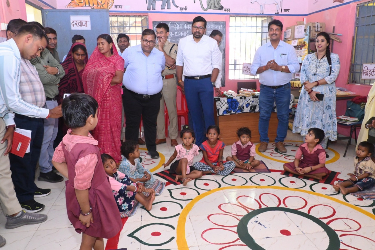 गरियाबंद जिले के प्रभारी सचिव हिमशिखर गुप्ता पहुंचे ग्राम पाण्डुका, पोंड और श्यामनगर