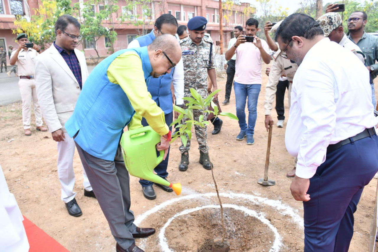 एक पेड़ माँ के नाम अभियान के तहत् राज्यपाल रमेन डेका ने लगाए रूद्राक्ष के पौधे