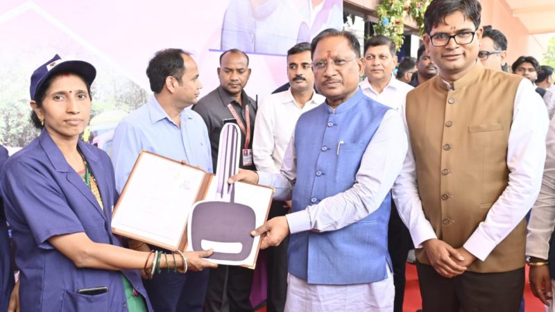 मुख्यमंत्री साय ने नवा रायपुर में ई-ऑटो सेवा का किया शुभारंभ