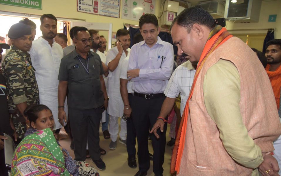 मंत्री श्याम बिहारी जायसवाल ने सरगुजा जिले में स्वास्थ्य सुविधाओं का जायजा लेने विभिन्न स्वास्थ्य केंद्रों का किया निरीक्षण