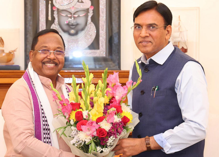 मंत्री राम विचार नेताम ने केंद्रीय मंत्री डॉ.मंडाविया से दिल्ली में की सौजन्य मुलाकात