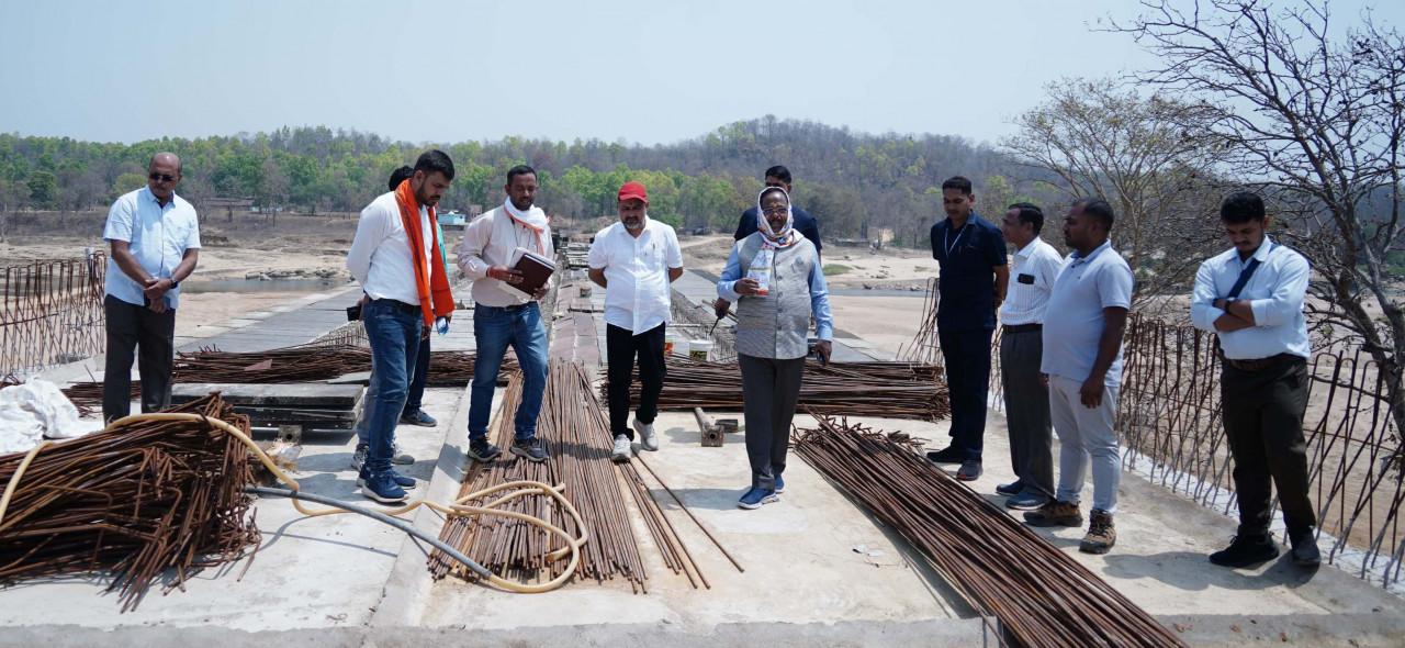 अब झारखंड से जुड़ना हुआ आसान : कन्हर नदी पर बन रहे पुल का मंत्री नेताम ने किया निरीक्षण