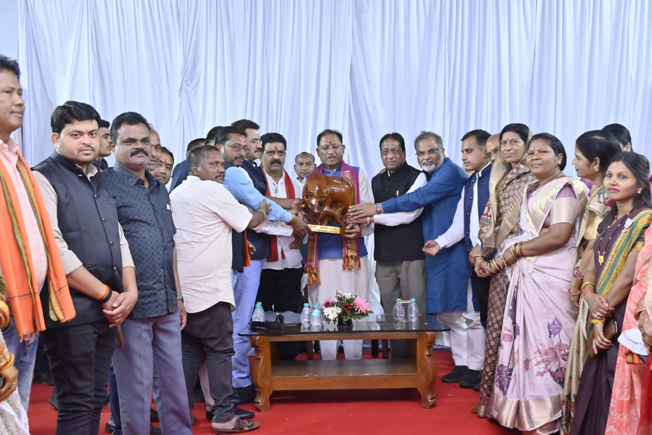 मुख्यमंत्री साय से विभिन्न समाज के प्रतिनिधिमंडल ने की सौजन्य भेंट मांगों और समस्याओं से कराया अवगत