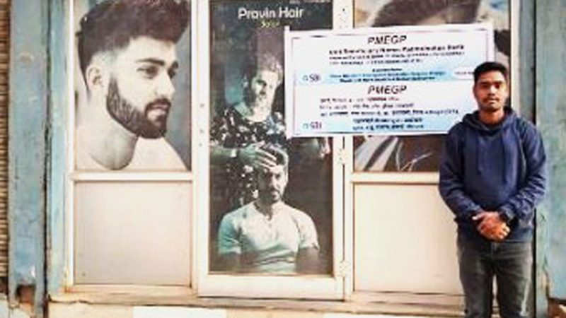 हेयर ड्रेसिंग सैलून से आत्मनिर्भर बना पदमलोचन