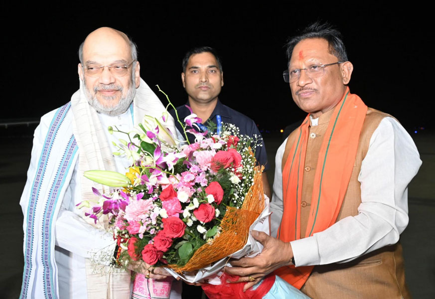 केंद्रीय गृह मंत्री अमित शाह का मुख्यमंत्री साय ने स्वामी विवेकानंद विमानतल पर किया आत्मीय स्वागत