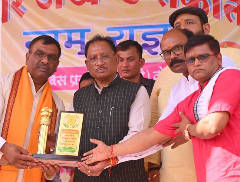 मुख्यमंत्री विष्णुदेव साय श्री हरि अखंड संकीर्तन नाम यज्ञ में हुए शामिल