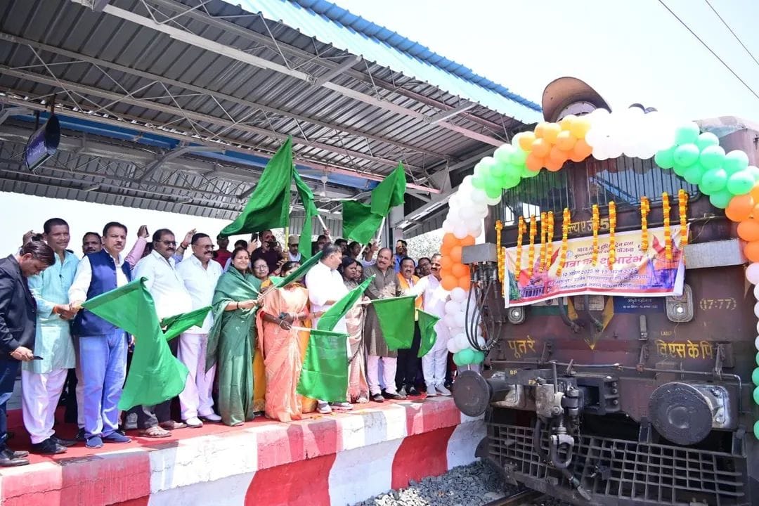 मुख्यमंत्री तीर्थ दर्शन योजना : मंत्री श्रीमती लक्ष्मी राजवाड़े ने हरी झंडी दिखाकर विशेष ट्रेन को किया रवाना