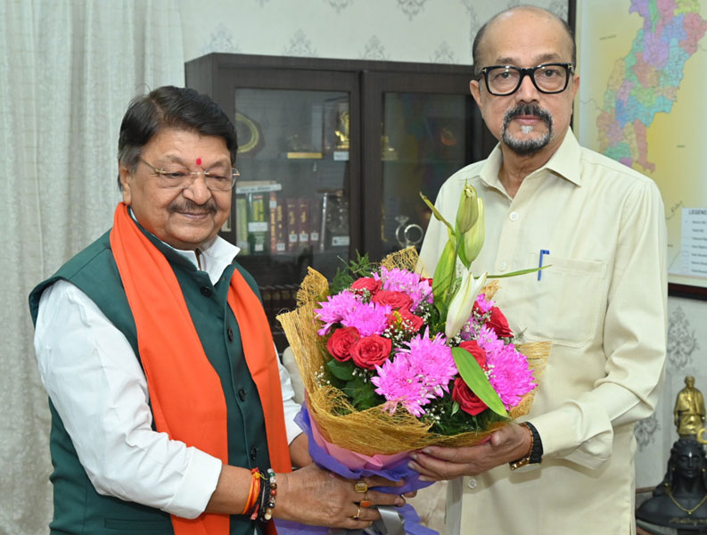 राज्यपाल डेका से मध्य प्रदेश के केबिनेट मंत्री विजयवर्गीय ने की भेंट