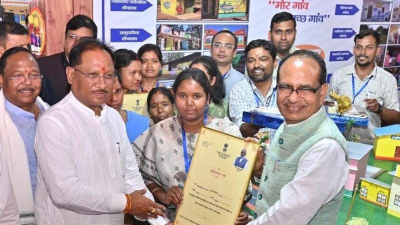 छत्तीसगढ़ राज्य ग्रामीण आजीविका मिशन के अंतर्गत उत्कृष्ट कार्य करने वाली दीदियों का हुआ सम्मान