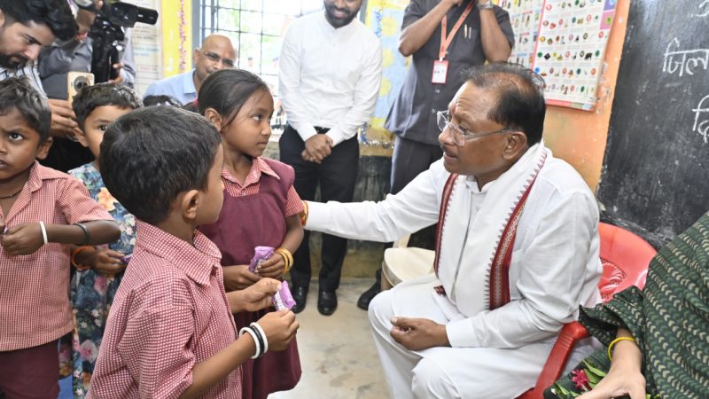सुशासन तिहार के दौरे पर मुख्यमंत्री अचानक पहुंचे मांदरी गांव के आँगनबाड़ी केंद्र
