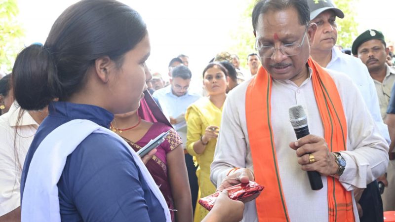 बैगा समुदाय की बिटिया ने किया टॉप, मुख्यमंत्री से की मुलाकात