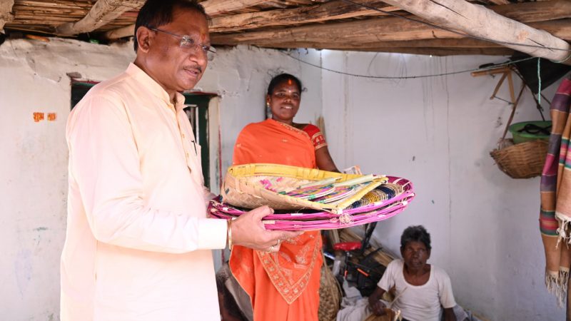 मुख्यमंत्री विष्णु देव साय ने कमार बस्ती में बांस शिल्प को सराहा: परिवार में शादी के लिए स्वयं खरीदे पर्रा, धुकना और सुपा