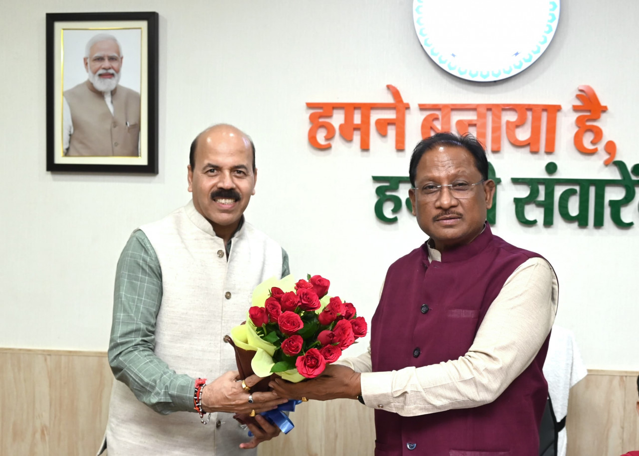 मुख्यमंत्री साय को कृषि विश्वविद्यालय के कुलपति डॉ. चंदेल ने