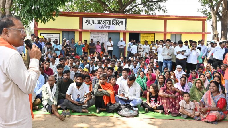 मुख्यमंत्री साय का छिंदिया गांव में आकस्मिक दौरा, सुशासन तिहार के तहत चौपाल लगाकर ग्रामीणों से किया सीधा संवाद