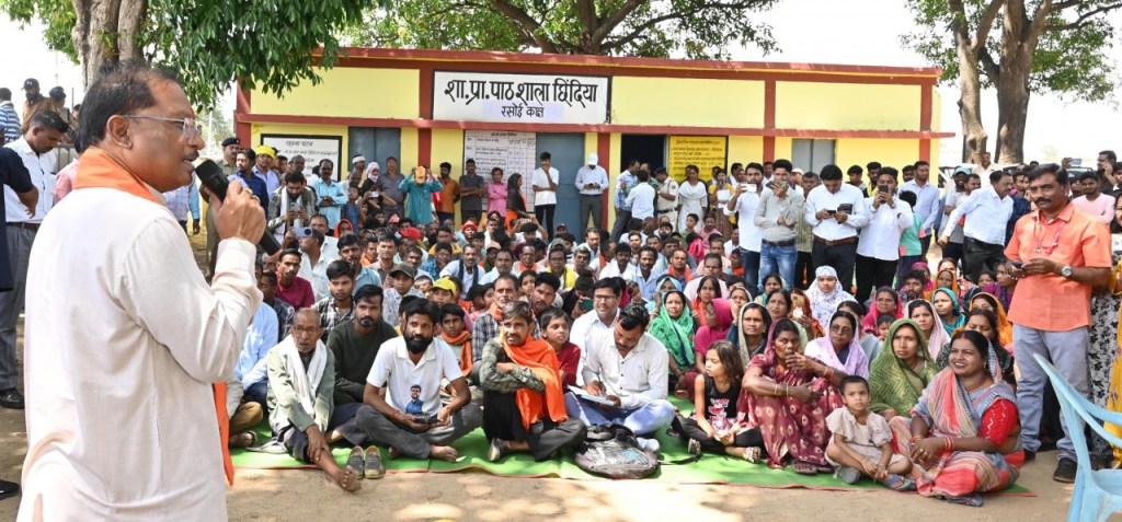 मुख्यमंत्री साय का छिंदिया गांव में आकस्मिक दौरा, सुशासन तिहार के तहत चौपाल लगाकर ग्रामीणों से किया सीधा संवाद