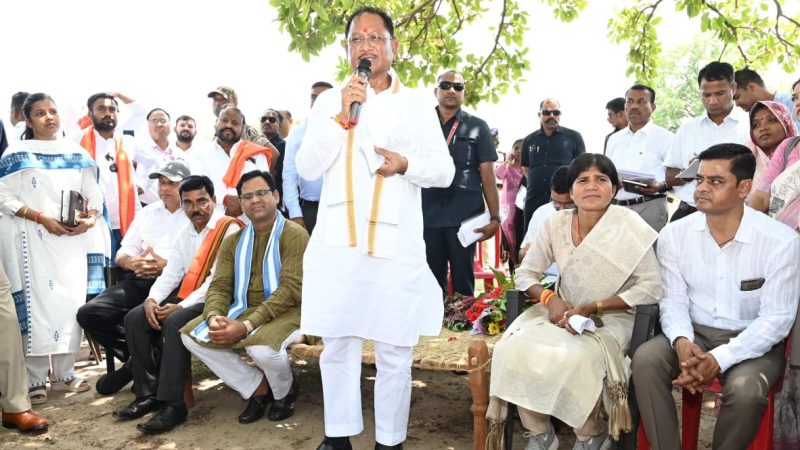 महुआ पेड़ की छांव में सुशासन की चौपाल: चुकतीपानी में मुख्यमंत्री का अचानक दौरा, बैगा समुदाय ने जताया आत्मीय स्वागत