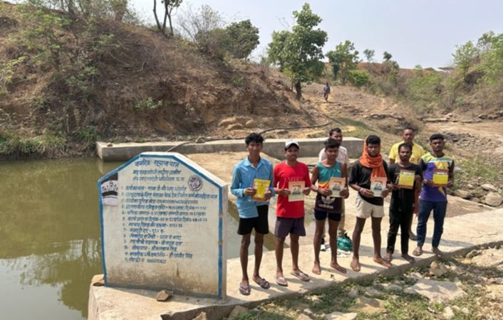 नाला में बने चेक डेम से पानी को तरसते किसानों के चेहरे पर आई मुस्कान