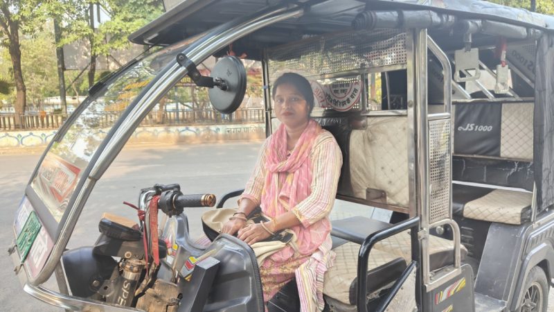 दीदी ई-रिक्शा सहायता योजना से आत्मनिर्भर बनीं भुनेश्वरी
