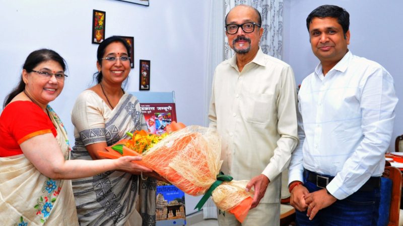 राज्यपाल डेका से ईशा फाऊंडेशन संस्था के स्वयंसेवकों ने सौजन्य भेंट की