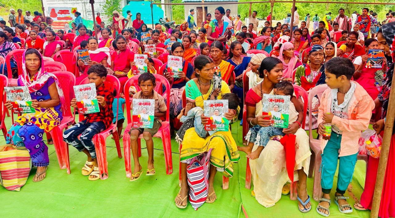 समाधान शिविरों में किया जा रहा छत्तीसगढ़ जनमन का वितरण