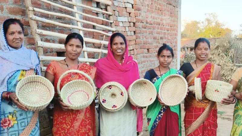 छिंद-कांसा टोकरी से गढ़ रही हैं आत्मनिर्भरता की नई कहानी
