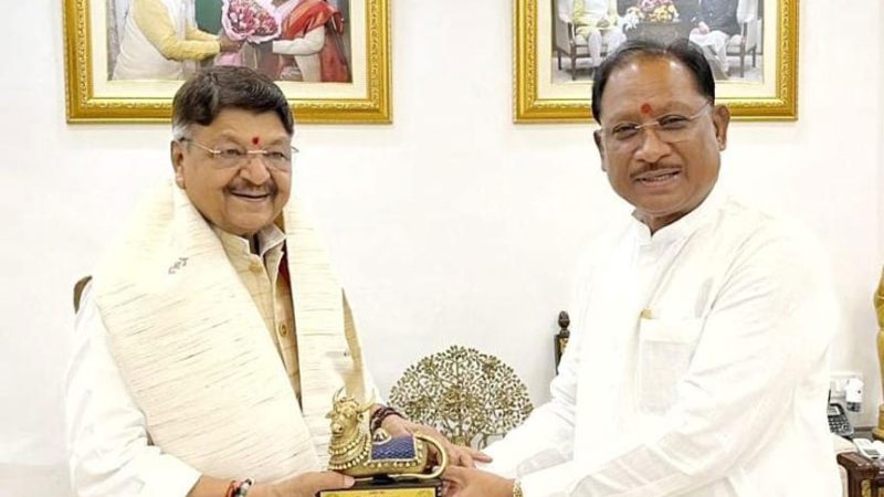 मुख्यमंत्री विष्णुदेव साय से मध्यप्रदेश के कैबिनेट मंत्री कैलाश विजयवर्गीय ने की सौजन्य मुलाकात