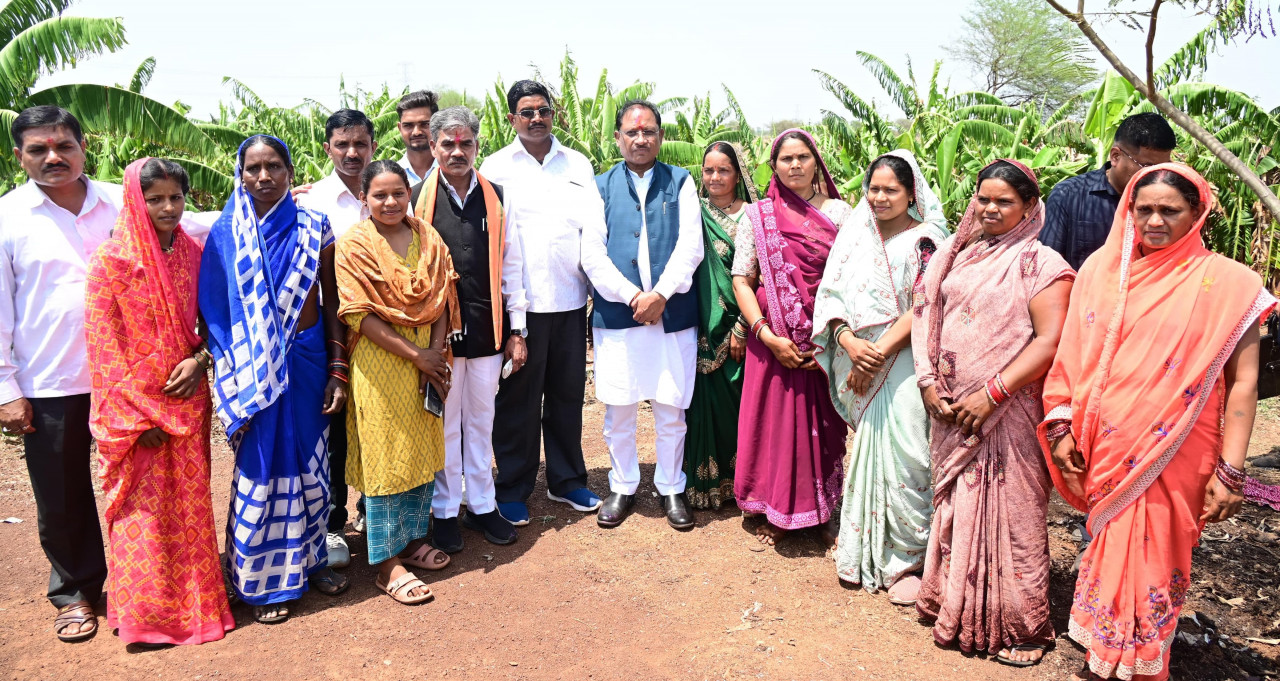 मुख्यमंत्री पहुंचे उत्कृष्ट किसान रोहित साहू के खेतों में: केला और पपीता की खेती से कमा रहे लाखों का मुनाफा, 15-20 लोगों को अपने खेत में दे रहे रोजगार